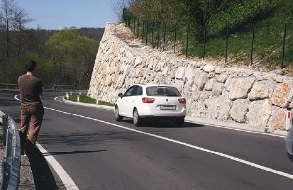 Zidovi na glavni cesti pri odcepu za prem so iz kamna, ki ustreza takšnemu načinu gradnje, pravijo na državni direkciji za ceste. 