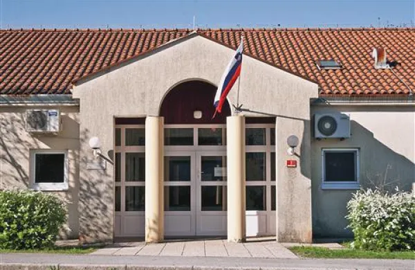 V enem od jaškov sežanski jasli so leta 2009 izmerili okoli 13.000 becquerelov na kubični meter zraka.