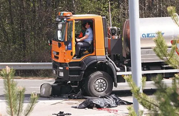 Skuter se je zagozdil pod tovornjakom, njegovega voznika pa je odbilo meter stran.