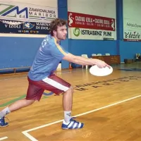 Podobno kot v tenisu poznajo tudi v ultimate frizbiju forhende in bekhende - na fotografiji  igralec demonstrira bekhend.