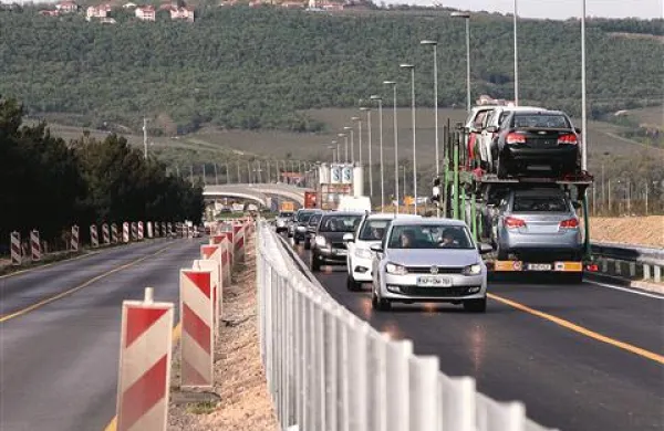 Včeraj so sprostili promet po novem delu ankaranske vpadnice in ga zaprli na drugi polovici, ki je bila le začasno urejena.