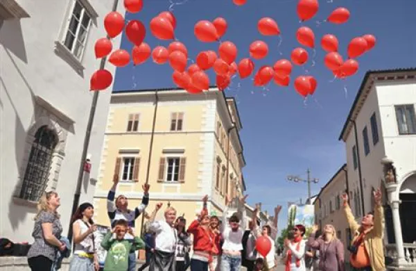 Člani kluba Ruslo so 50. obletnico prvega poleta v vesolje s spustom balonov počastili tudi v Kopru. 