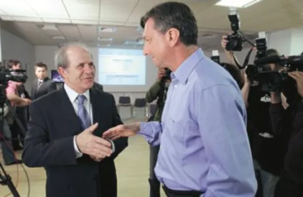 Hrvaški Novi list ocenjuje, da bo od rezultatov referenduma o pokojninski reformi odvisna tudi prihodnost Pahorjeve vlade.     