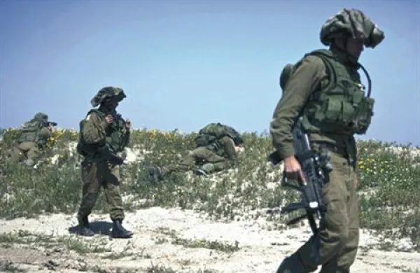 Posebni koordinator ZN za bližnjevzhodni mirovni proces Robert Serry je izpostavil, da napredek palestinskih oblasti pri formiranju lastne države ovira tudi izraelska zasedba palestinskih ozemelj. Na fotografiji so izraelski vojaki.    