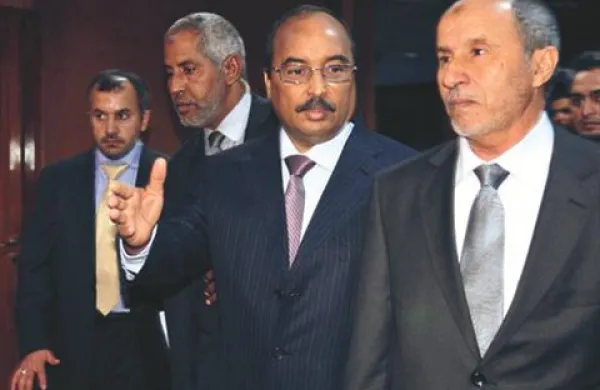 Predsednik libijskega nacionalnega sveta Mustafa   Abdel Jalil s članom delegacije Afriške unije med srečanjem v Bengaziju.