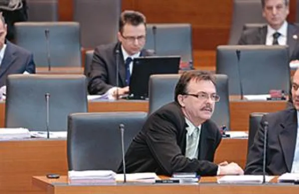 Predlagatelji referenduma o zakonu o delu na črno prihajajo iz vrst SDS in SNS.