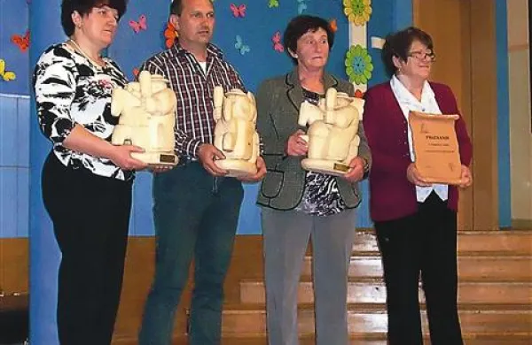  Po oceni komisije so letos najboljše domače žganje skuhali (z leve) Zorka Klemen, Anton Pecman, Vida Rotar in Julka Hreščak 