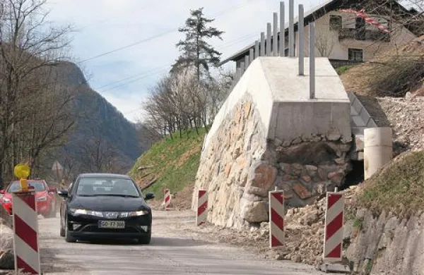 Plaz na Marofu je že zavarovan z ogromnim podpornim zidom.