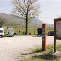 Na sedanjem makadamskem parkirišču naj bi zrasla nova stavba. Padalci  in okoliški prebivalci ne verjamejo, da je mogoče na tako majhnem koščku zemlje  zgraditi blok z devetimi stanovanji