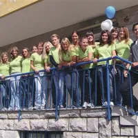 Ponos nabrežinskega Slovenskega kulturnega društva pred svojim domom sredi vasi