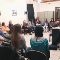 Dekleta in zborovodja Ferlan vse moči usmerjajo v priprave za prestižno zborovsko tekmovanje v Monreuxu.