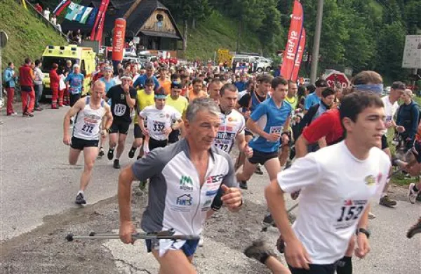 GM4O bo letos, ob svoji deseti izvedbi, štel za državno in svetovno prvenstvo v gorskem maratonu. Na fotografiji je lanski start na Petrovem Brdu. Letošnja izvedba ima dva kilometra in 200 višinskih metrov dodatka, cilj pa bo v Podbrdu.