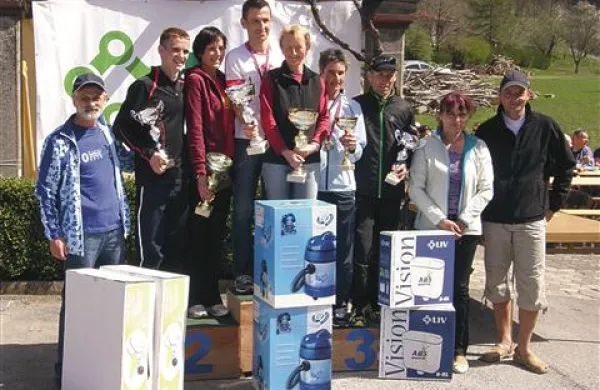 Najhitrejši na stopničkah (z leve): Jernej Šemrov, Jana Kotar Ilijaš, Aljoša Smolnikar, Sergeja Lipušček, Kristina Bele, Marjan Zupančič. Na levi je vodja organizatorjev Veselko Španić.