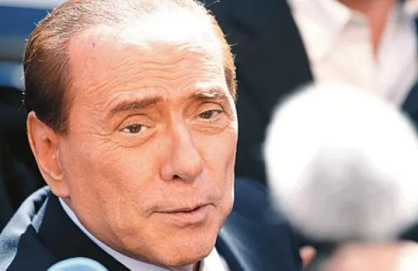 Berlusconi naj bi po pričevanju dveh deklet na zabavi v svoji vili mladenkam poljubljal prsi in jih božal po intimnih predelih.