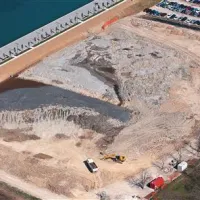 Nekaj mulja za zdaj ostaja na prvotni lokaciji ob promenadi. Koliko so ga že navozili na zemljišče med Srminom in Ankaranom, pa nam v Grafistu niso znali povedati. 