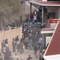 Tunizijci v zbirnem centru na Lampedusi protestirajo, ker jih Italija z letali pošilja nazaj v Tunizijo.