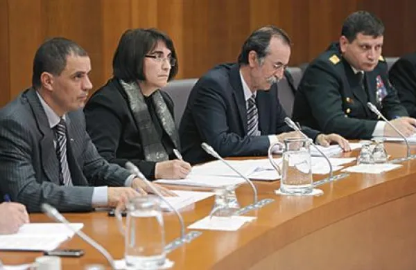 Na današnji seji odbora za obrambo je ministrica Ljubica Jelušič dejala, da se mora do novega predloga za vojaško vadišče v Postojni zdaj opredelito okoljsko ministrstvo.