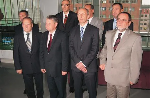Vodilni so najprej ustanovili konzorcij, zdaj pa še skupno podjetje.
