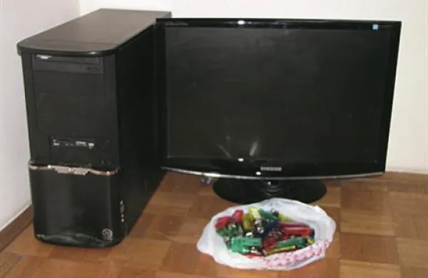 V hišni preiskavi so policisti zasegli ukraden računalnik in monitor.