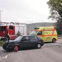 Voznik je iz neznanega vzroka zapeljal z vozišča.
