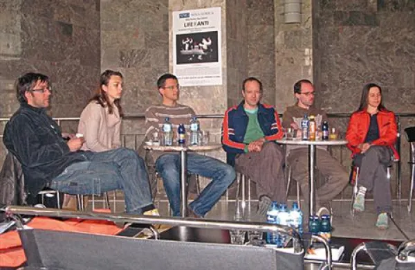 Ustvarjalci premiere Liferanti (z leve) - umetniški vodja gledališča Glej Marko Bulc, igralka Arna Hadžialjević, producent Matija Šturm, avtor in režiser predstave Miha Nemec, dramaturg Nejc Valenti in igralka Maja Nemec.