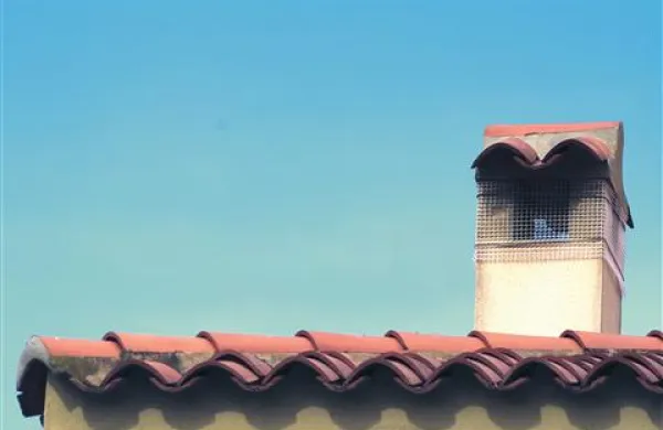 Italijan je med postavljanjem strešnega trama padel štiri metre globoko. Fotografija je simbolična.