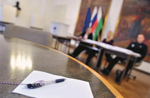 Kaj se zgodi, če vlada sredi mandata izgubi zaupanje državljanov? Če ne dojame jasnega sporočila, da nima več avtoritete, s katero bi lahko uveljavila pomembne reforme?