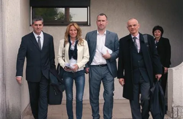 Do 10. maja bodo pripravili strategijo obrambe (z leve): odvetnik Branko Gvozdić, Eva Popovič, odvetnik Luka Zajc, odvetnik Gorazd Gabrič in Laura Ban 