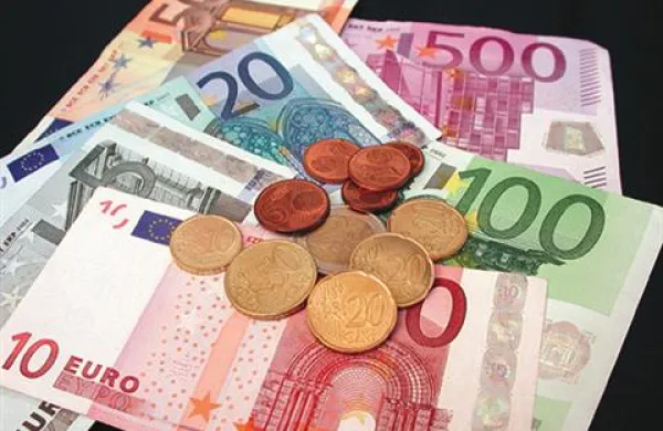 Neznanec je ponoči v Portorožu vstopil v stanovanje in demontiral sef, v katerem je bilo kar nekaj denarja.