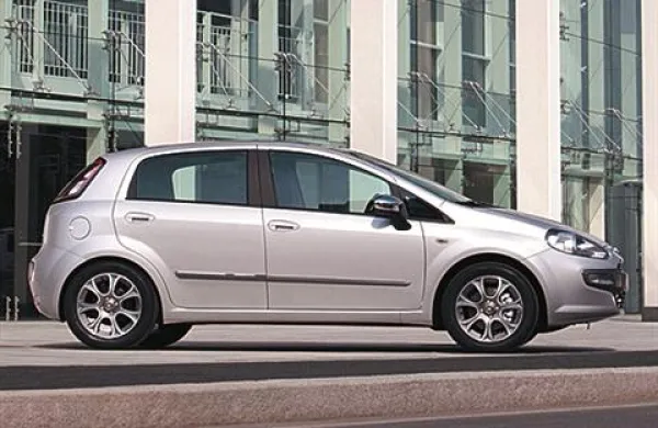 V Sloveniji so prodali 400 fiat puntov, za katere velja vpoklic.