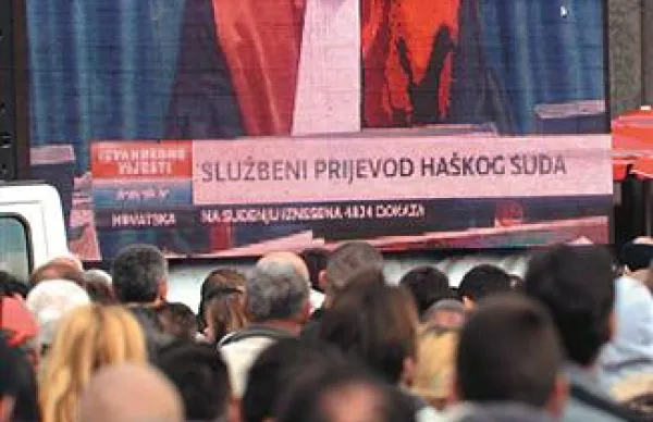 Množica ljudi je danes spremljala branje razsodbe na trgu Bana Jelačića v Zagrebu.