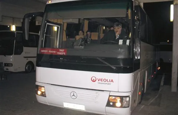 Edini dnevni avtobus za Trst odpelje zjutraj v italijansko mesto tudi še marsikatero delavko, ki gospodinji pri tržaških družinah.