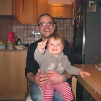 Tomaž Pugelj s hčerko Saro. Pravi, da v tujino ne bi šel več iskat kruha.