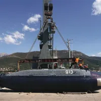 Podmornica 913 na vojaškem območju Pristan pri Tivtu, pripravljena za natovarjanje na trajekt