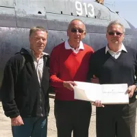 Podmorniški veterani z ladijsko knjigo Zete (z leve): mornariško-tehnični polkovnik Rudolf Mlačnik, kontraadmiral Marjan Pogačnik in kapitan bojne ladje Vojko Gorup. Potem ko so podmornico razstavili in jo pripravili na pot, jih čaka še pomembnejše opravilo. Samo oni lahko podmornico ponovno sestavijo in usposobijo vse zapletene aparature, ki so omogočale njeno delovanje.