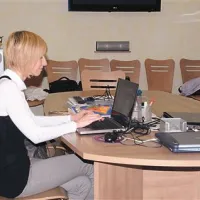 Sodelavka Tjaša Komac v redakciji spletnega časopisa