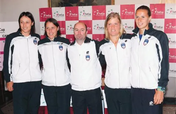 Slovenska teniška reprezentanca (od leve) - Katarina Srebotnik, Andreja Klepač, kapetan Iztok Božič, Maša Zec Peškirič in Polona Hercog.