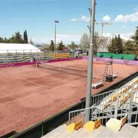 Osrednje teniško igrišče na Bonifiki je nared za dvoboj med Slovenijo in Kanado