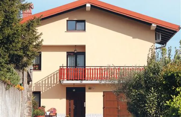 Policisti vse, ki bi morebiti videli, kaj se je pred desetimi dnevi dogajalo pred hišo nekdanjega finančnika v Primorju, prosijo, da jim  pomagajo s koristnimi informacijami.