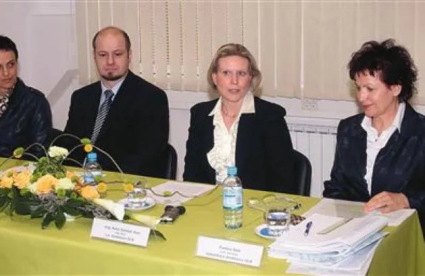 Dejavnost in načrte javne lekarniške dejavnosti v Istri so predstavili (z leve) Irena Jamšek Cergol, vodja Galenskega laboratorija OL, Aleš Mlinarič iz LKS, Katja Gombač Aver, v. d. direktorice OL, in Pavlina Štok, namestnica direktorice OL