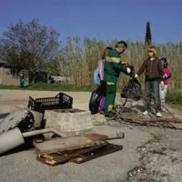 V Izoli čistijo na kopnem in v morju