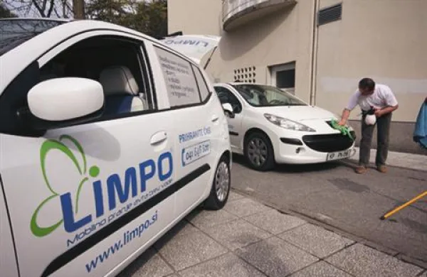 Z Limpo tehnologijo na kovino nanesemo čistilo, ustvari se film med pločevino in umazanijo, s troslojno mikrokrpo pa umazanijo odstranimo.