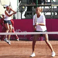 Katarina Srebotnik (levo, v ospredju Polona Hercog) je v odločilni igri igri dvojic opravila levji delež naloge.