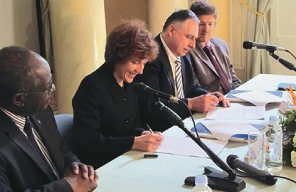 Z leve proti desni: župan Občine Piran Peter Bossman, dekanja Fakultete za pomorstvo in promet  Elen Twrdy, dekan Pomorske fakultete Univerze na Reki  Serđu Kosu, župan Občine Opatija Ivo Dujmić