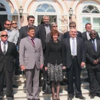 Z leve proti desni v prvi vrsti:    predsednik občinskega sveta O'Brien Sclaunich, župan Občine Opatija Ivo Dujmić, dekanja Fakultete za pomorstvo in promet  Elen Twrdy, dekan Pomorske fakultete Univerze na Reki  Serđu Kosu in župan Občine Piran Peter Bossman.
