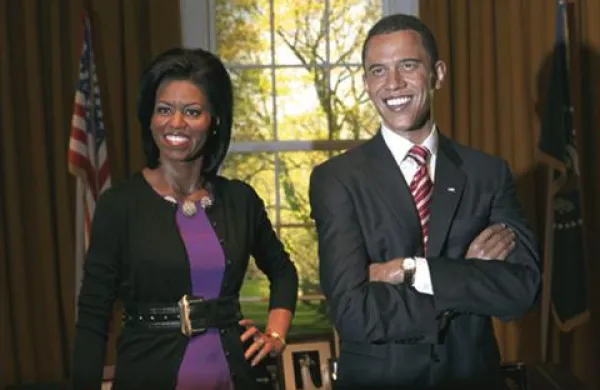 Zakonca Obama sta lani zaslužila 1,73 milijona dolarjev, večinoma iz naslova prodaje predsednikovih knjig.