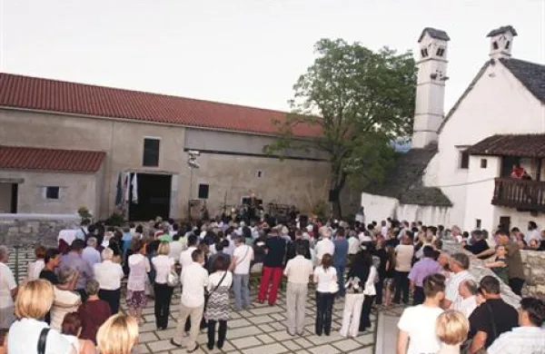 Slovesnost ob končani prenovi Škrateljnove domačije je lani v Divačo privabila mnogo ljudi.