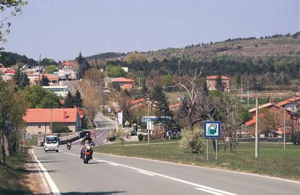 Elektrarna, pod katero naj bi streho dobile tudi jadrnice in druga plovila, ob njih pa tudi bale sena, naj bi zrasla v Krvavem Potoku, na zemljišču med  nogometnim igriščem (temno zelena površina v sredini fotografije desno od glavne ceste) in mejo (zgoraj).