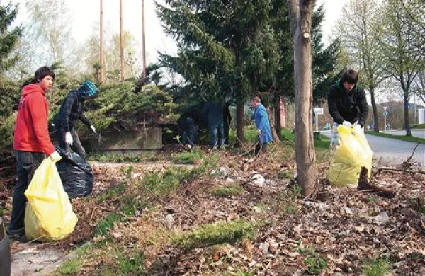Čeprav je čiščenje potekalo v soboto, so se  akciji pridružili tudi srednješolci iz postojnskega šolskega centra