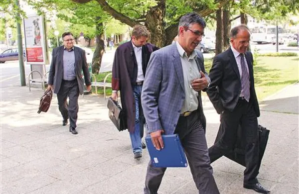 Prišli so na razglasitev  sodbe, a namesto tega je sodišče ponovno odprlo dokazni postopek.